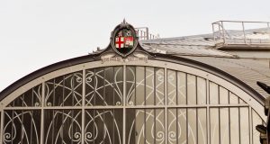 The original facade and crest at Paddington Station. The crest incorporates the coats of arms of the City of London and the City of Bristol, the two terminals of original Great Western Railway line. It also bears the mottoes of the two cities, London's Domine Dirige Nos meaning ‘God Guide Us’ and Bristol’s Virtute et Industria meaning for virtue and industry.