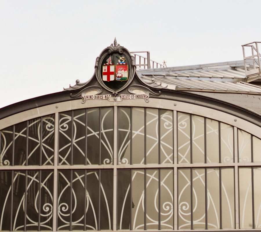The original facade and crest at Paddington Station. The crest incorporates the coats of arms of the City of London and the City of Bristol, the two terminals of original Great Western Railway line. It also bears the mottoes of the two cities, London's Domine Dirige Nos meaning ‘God Guide Us’ and Bristol’s Virtute et Industria meaning for virtue and industry.